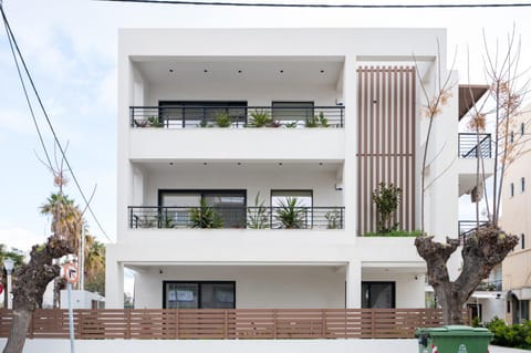 Property building, Day, Balcony/Terrace