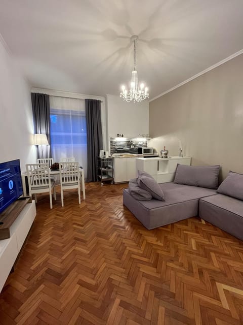 TV and multimedia, Kitchen or kitchenette, Living room, Seating area, Dining area