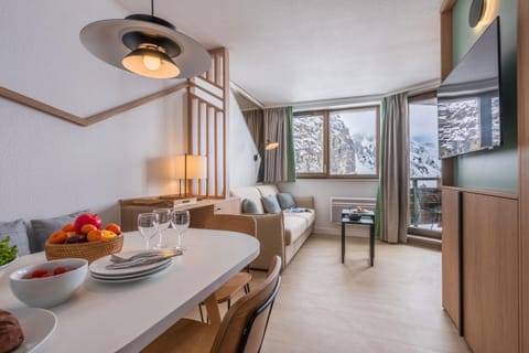 Natural landscape, Winter, TV and multimedia, View (from property/room), Kitchen or kitchenette, Living room, Food and drinks, Seating area, Dining area, Food, Mountain view