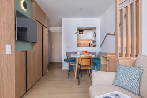 Day, TV and multimedia, Kitchen or kitchenette, Living room, Seating area, Dining area, Meals, wardrobe