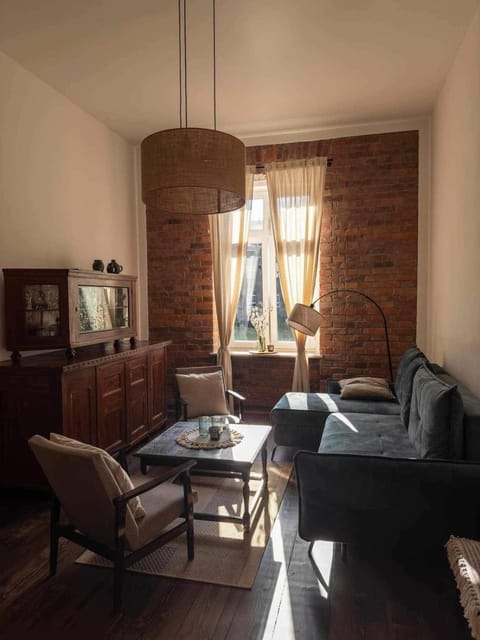 Bed, TV and multimedia, Living room, Seating area