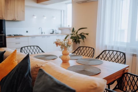 Kitchen or kitchenette, Living room, Seating area, Dining area