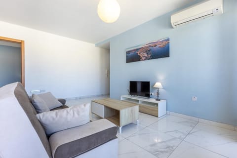 TV and multimedia, Seating area, Evening entertainment, air conditioner