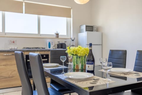 Kitchen or kitchenette, Living room, Seating area, Dining area, stove