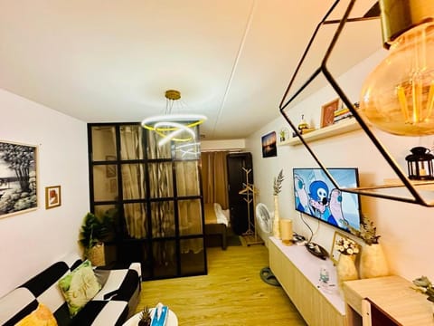 Bed, TV and multimedia, Kitchen or kitchenette, Living room, Photo of the whole room, Seating area, Bedroom, hair dresser, air conditioner