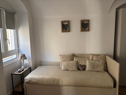 Bed, Living room