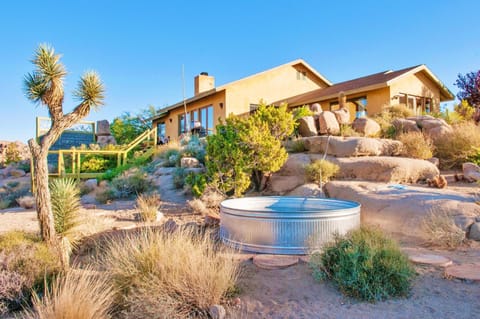 Property building, Bird's eye view, Garden, View (from property/room), Mountain view, Swimming pool
