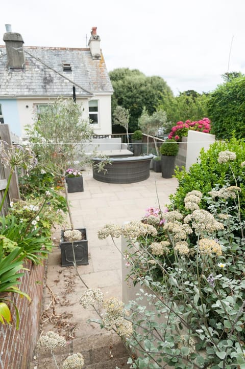 Stylish Coastal Living - Prime Location, Garden and Parking House in Salcombe