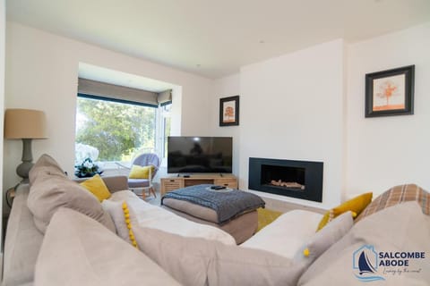 Stylish Coastal Living - Prime Location, Garden and Parking House in Salcombe