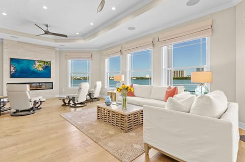 Luxury Waterfront 4Br Private Heated Pool Hot Tub House in South Pasadena