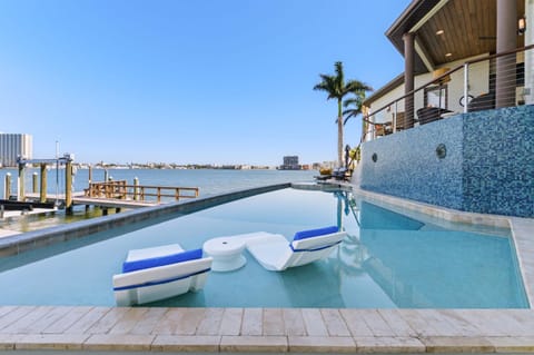 Luxury Waterfront 4Br Private Heated Pool Hot Tub House in South Pasadena