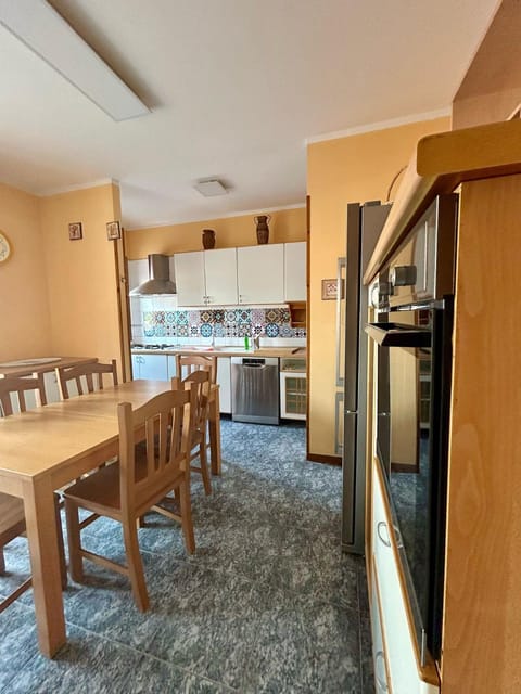 Kitchen or kitchenette, Dining area, oven, stove