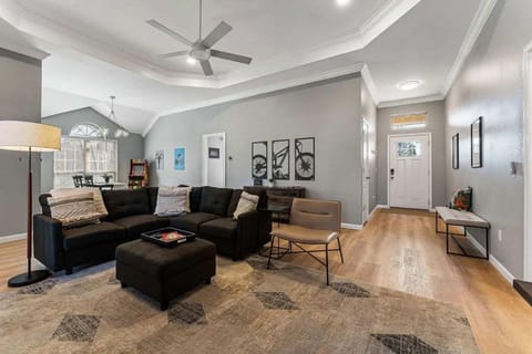 Coler Lounge Cyclist's Dream Home with Hot Tub House in Rogers