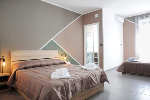 Bed, Bedroom, towels