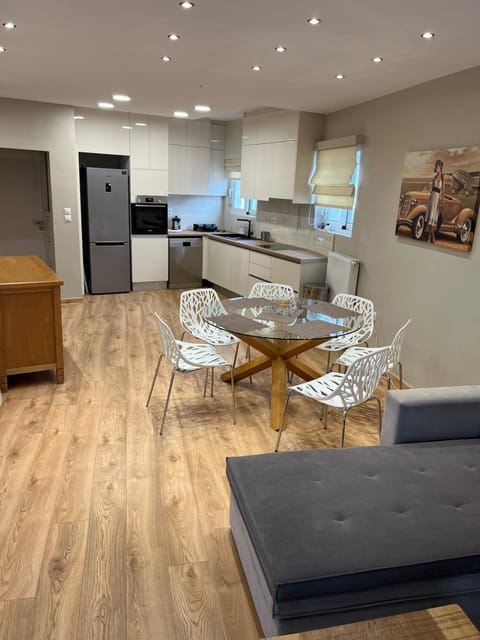 Kitchen or kitchenette, Living room, Seating area, Dining area, minibar, oven, stove