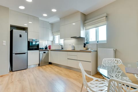 Coffee/tea facilities, Kitchen or kitchenette, Seating area, Dining area, dishwasher, oven, stove, toaster