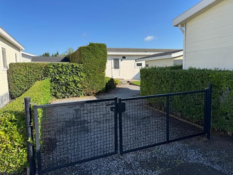 Breskens Chalet Huis Joschi mit Zaun Haus Nr G139 House in Zeeland, Netherlands