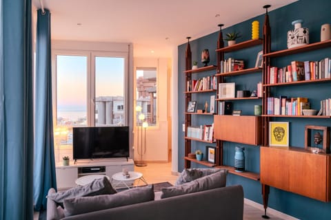 Communal lounge/ TV room, Library, TV and multimedia, Living room, Lounge or bar, Seating area, Evening entertainment
