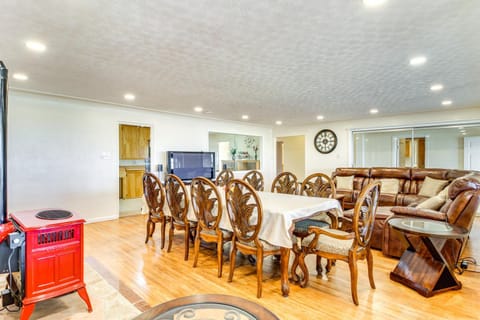 Mtn Views, Patio and Grill Family Home, 6 Mi to UNM House in Albuquerque