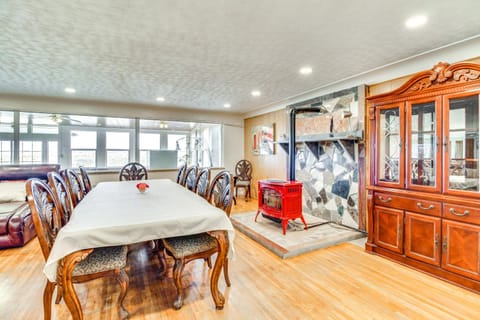 Mtn Views, Patio and Grill Family Home, 6 Mi to UNM House in Albuquerque