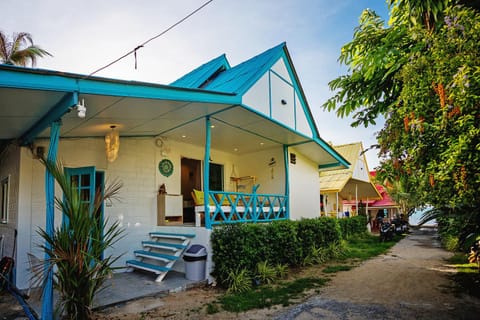 Property building, Day, Garden, Garden view, Street view
