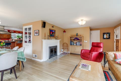 6 Mi to Dtwn Seattle Walkable Home with Hot Tub House in Ballard