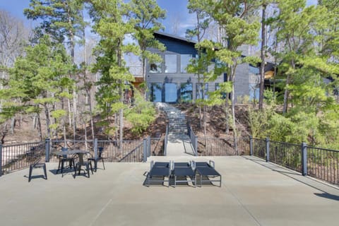 Private Dock and River Views Modern Gem in Waterloo House in Pickwick Lake