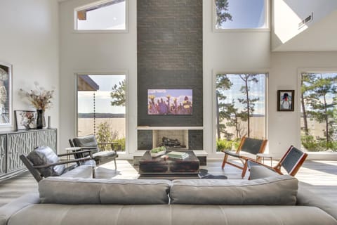 Private Dock and River Views Modern Gem in Waterloo House in Pickwick Lake