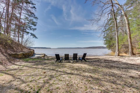 Private Dock and River Views Modern Gem in Waterloo House in Pickwick Lake