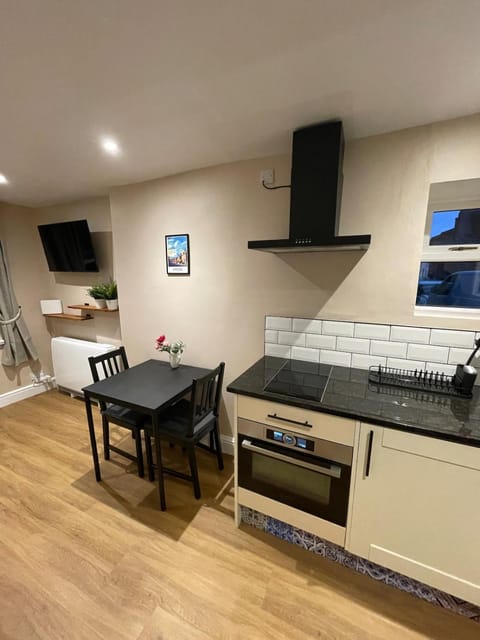 Kitchen or kitchenette, Dining area, oven, stove