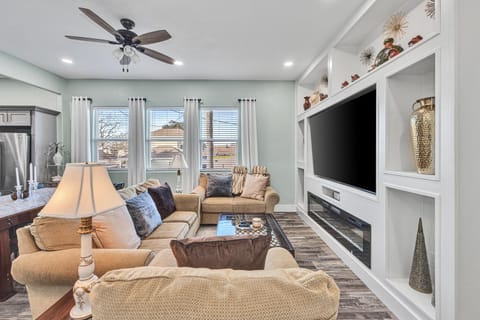 TV and multimedia, Living room, Seating area, fireplace