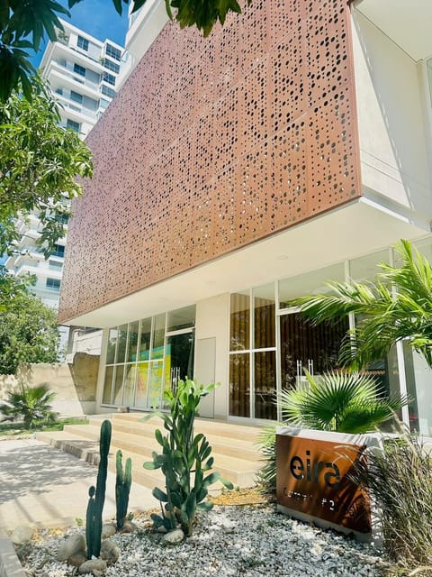 Facade/entrance