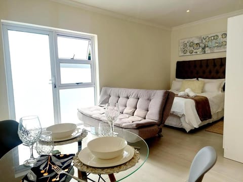 Bed, Living room, Seating area, Dining area, Bedroom