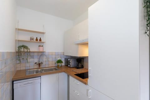 Kitchen or kitchenette, dishwasher