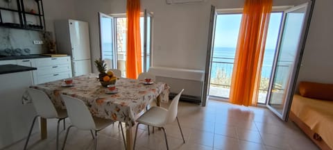 Kitchen or kitchenette, Living room, Seating area, Dining area