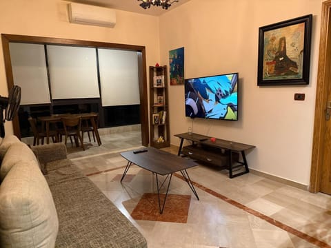 Communal lounge/ TV room, TV and multimedia, Living room, Seating area, Evening entertainment, air conditioner