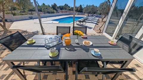 Patio, Day, View (from property/room), Balcony/Terrace, Food and drinks, Dining area, Food, Pool view, Swimming pool, Drinks, sunbed