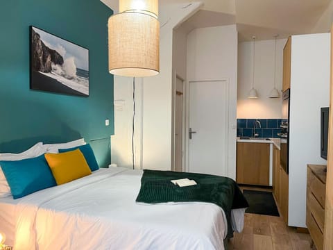 Bed, Night, TV and multimedia, Kitchen or kitchenette, Photo of the whole room