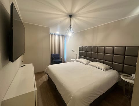 TV and multimedia, Photo of the whole room, Bedroom