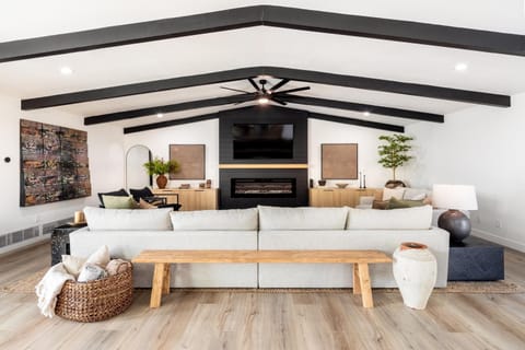 TV and multimedia, Living room, Seating area, fireplace