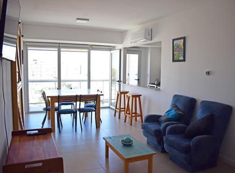 Seating area, Dining area, air conditioner