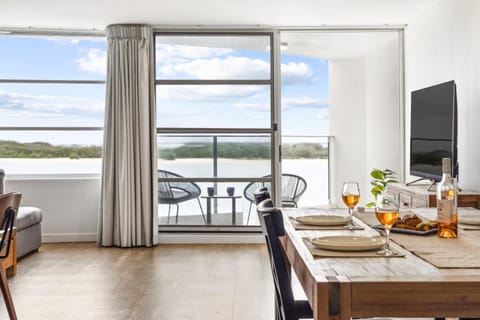 Natural landscape, TV and multimedia, View (from property/room), Balcony/Terrace, Living room, Seating area, Dining area, Lake view, River view