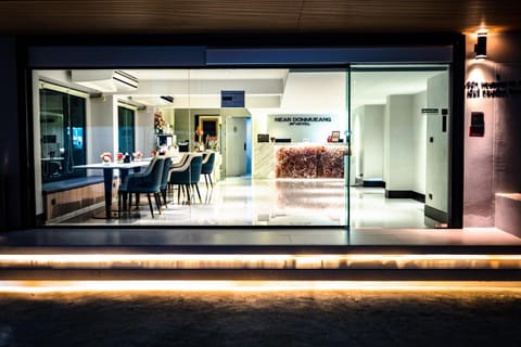 Property building, Facade/entrance, Living room, Seating area, Evening entertainment