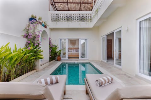 Swimming pool, sunbed, towels