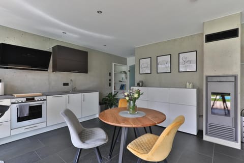 Kitchen or kitchenette, Dining area, Food, Food, fireplace, stove, kitchen