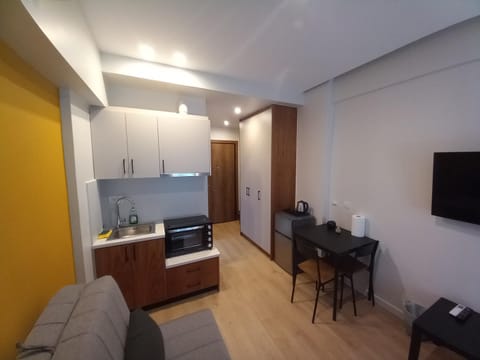 Kitchen or kitchenette, Dining area, oven