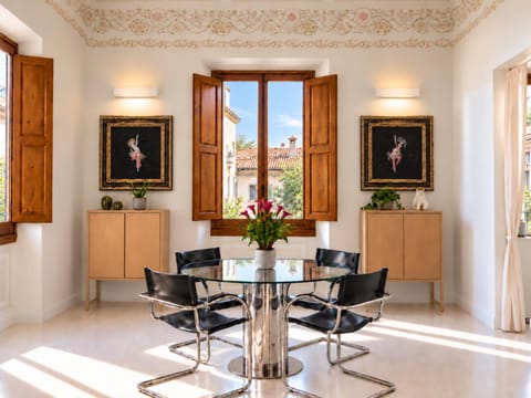 Restaurant/places to eat, Communal lounge/ TV room, Lounge or bar, Breakfast