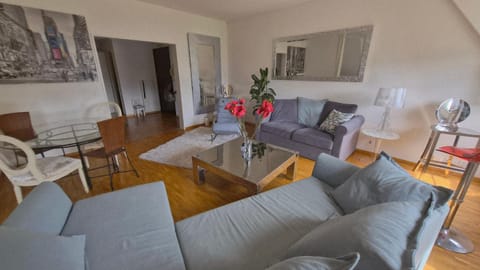 Blue-Lake View Apartment in Geneva