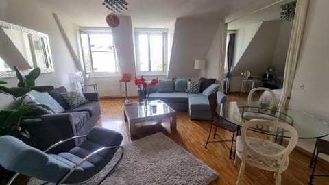 Blue-Lake View Apartment in Geneva