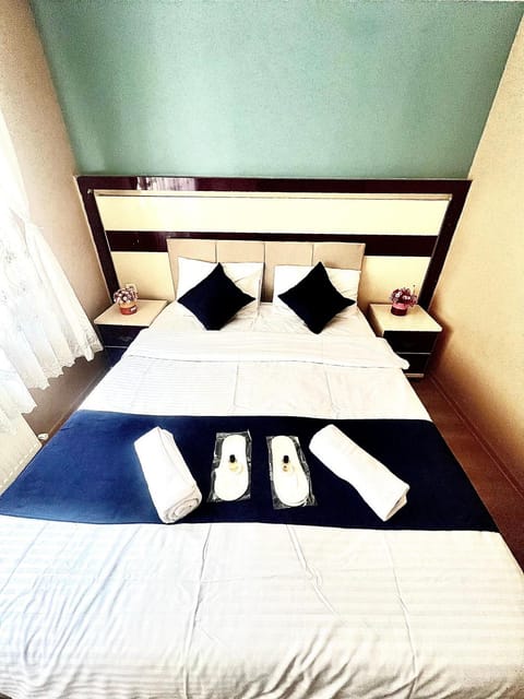 Bed, Bedroom, towels